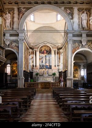 Venedig. Italien. Innenraum der Chiesa di San Sebastiano (Kirche des Heiligen Sebastian), das hohe Altarbild, die Darstellung der Jungfrau und Kind in Herrlichkeit wit Stockfoto