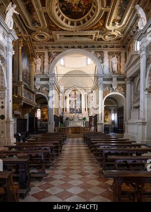 Venedig. Italien. Innenraum der Chiesa di San Sebastiano (Kirche des Heiligen Sebastian), das hohe Altarbild, die Darstellung der Jungfrau und Kind in Herrlichkeit wit Stockfoto