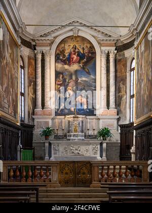 Venedig. Italien. Chiesa di San Sebastiano (Kirche des Heiligen Sebastian), das hohe Altarbild, das die Jungfrau und das Kind in Herrlichkeit mit den Heiligen Sebasti darstellt Stockfoto