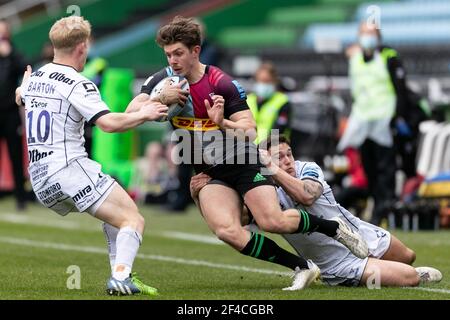 LONDON, ENGLAND. MÄRZ 20th: Luke Northmore von Harlequins wird von Tom Seabrook von Gloucester während des Gallagher Premiership Spiels zwischen Harlequins und Gloucester Rugby in Twickenham Stoop, London am Samstag, 20th. März 2021, angegangen. (Kredit: Juan Gasparini - MI News) Kredit: MI Nachrichten & Sport /Alamy Live Nachrichten Stockfoto