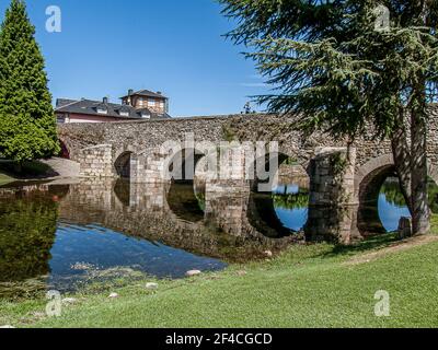 Brücke in Molinaseca, Spanien, 17. Juli 2010 Stockfoto