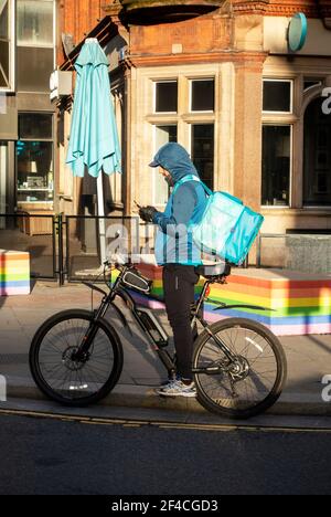 Deliveroo Fahrradarbeiter in Liverpool Stockfoto