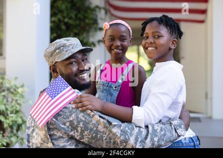 afroamerikanischer Soldat Vater Gruß lächelnd Sohn und Tochter in Vor dem Haus Stockfoto