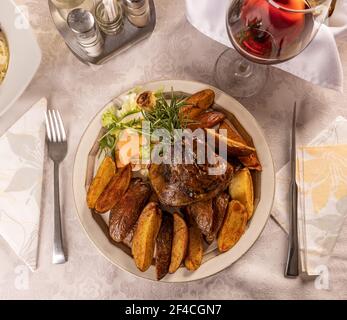 Barbecue Lammkeule mit Kartoffelkeile auf dem Restaurant Tabelle Stockfoto