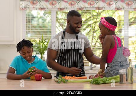 Happy african american Vater Lehre Tochter und Sohn Kochen in Die Küche Stockfoto