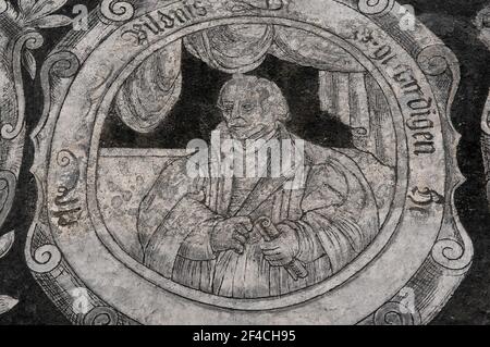 Evangelische Reformatoren und Gelehrte sind in Sgraffito-Medaillenportraits auf der Giebelfassade façade des Bürgerhauses aus der Renaissance aus der Zeit um 1573 auf dem Míru náměstí (Friedensplatz) 453 in Slavonice, Südböhmen, Tschechien / Tschechien dargestellt. Slavonice gehört zu den Städten des ehemaligen Böhmens und Mähren, die für gut erhaltene Wanddekorationen in Sgraffito bekannt sind, die alte Technik, Teile einer Oberflächenschicht aus Putz, Stuck oder Farbe zu zerkratzen, um einen Hintergrund einer anderen Farbe freizulegen. Stockfoto