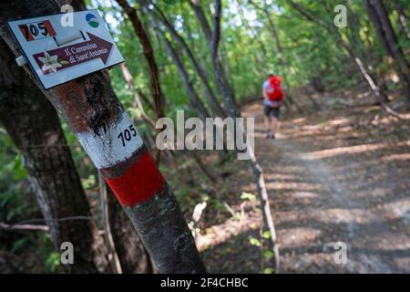 Eine Frau beim Wandern im Parco regionale della vena del gesso romagnola. Brisighella, Borgo Rivola, Borgo Tossignano. Emilia Romagna, Italien, Europa. Stockfoto