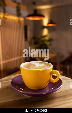 Tasse Kaffee in einem schönen modernen Café Stockfoto