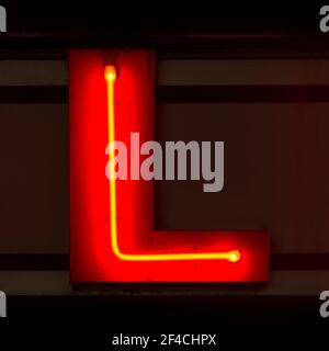 Rot glühender Neonbuchstabe L in der Nacht Stockfoto