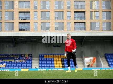 Charlton Athletic Torwart Ben Amos erwärmt sich auf dem Platz vor dem Sky Bet League One Spiel in der Plough Lane, London. Bilddatum: Samstag, 20. März 2021. Stockfoto