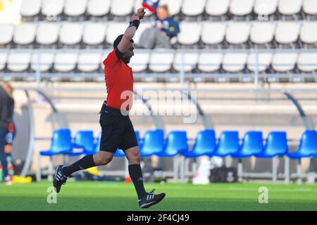 Schiedsrichter Paul Shamoun in einem Gruppenspiel auf Schwedisch League Cup am 20th 2021. März zwischen Linkopings FC und Vaxjo DFF in der Linkopings Arena in Linkoping Stockfoto