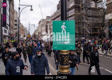 Westminster, London, Großbritannien. März 2021, 20th. In London ist ein protestmarsch gegen die Blockierung im Gange. Demonstranten versammelten sich im Hyde Park, bevor sie durch den Park marschierten und den Verkehr in der Park Lane und darüber hinaus blockierten. Menschenmenge, die entlang der Oxford Street, und soziale Distanzierung Zeichen Stockfoto