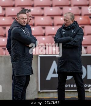 Stoke, Großbritannien. 20th. März 2021; bet365 Stadion, Stoke, Staffordshire, England; English Football League Championship Football, Stoke City versus Derby County; Stoke City Manager Michael O'Neill, Derby County Manager Wayne Rooney und Steve McClaren sprechen während der Aufwärmphase Credit: Action Plus Sports Images/Alamy Live News Stockfoto