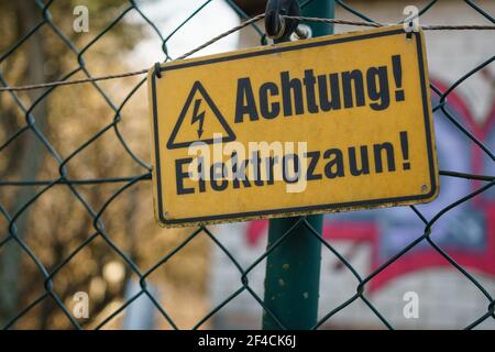 Schild mit der Aufschrift Aufmerksamkeit Elektrozaun Stockfoto