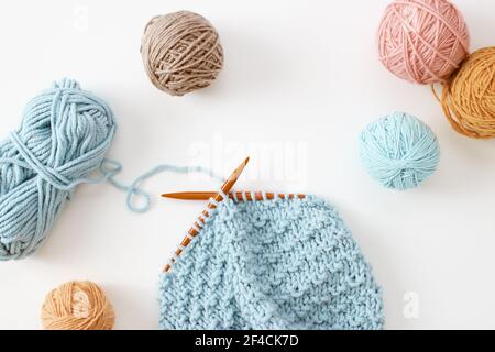 Knitting project in progress. A piece of knitting with ball of yarn and a knitting needles. Stockfoto