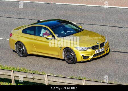 2016 gelbes BMW M4 S-A 2979cc Benziner Coupé; Fahrzeugverkehr, Fahrzeuge, Autos, Fahrzeuge fahren auf britischen Straßen, Motoren, fahren auf der Autobahn M6 Englisch Autobahn Straßennetz Stockfoto
