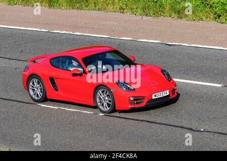 2013 Wachen roten Porsche Cayman S-A 2706cc Benziner Coupé; Fahrzeugverkehr, bewegte Fahrzeuge, Sechszylinder-Motor Autos, Fahrzeug fahren auf britischen Straßen, Motoren, Fahren auf der Autobahn M6 englischen Autobahn Straßennetz Stockfoto