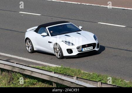 2019 weiß Jaguar F-Type V6 R-Dynamic Auto 2995cc Benziner Roadster ; Fahrzeugverkehr, Fahrzeuge bewegen, Autos, Fahrzeug fahren auf britischen Straßen, Motoren, Fahren auf der Autobahn M6 Englisch Autobahn Straßennetz Stockfoto