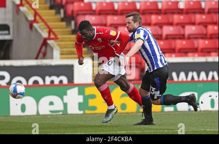 Barnsley Daryl Dyke (links) und Sheffield Mittwoch Julian Borner Kampf um den Ball während der Sky Bet Championship Spiel im Oakwell Stadium, Barnsley. Bilddatum: Samstag, 20. März 2021. Stockfoto