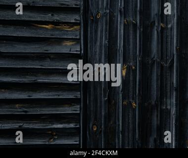 Die Wand des hölzernen Schuppen, das Holz bearbeitet horizontal und senkrecht. Stockfoto