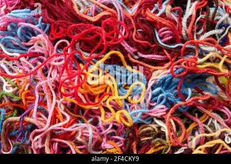 Bunte Sammlung von Wolle zum Stricken und Weben. Vollformatshot aus mehrfarbigem Garn. Stockfoto