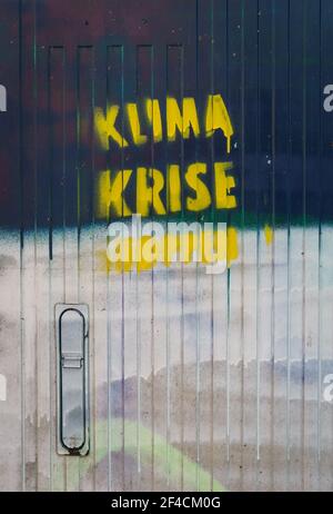 Graffiti "Klimakrise öffnete sich" an einer Tür einer Elektrizität And Stockfoto