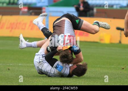 Twickenham, England. 20. März 2021. Luke Northmore von Harlequins wird von Henry Trinder von Gloucester während des Gallagher Premiership Matches zwischen Harlequins und Gloucester an der Stoop angegangen. Kredit: Richard Perriman/Alamy Live Nachrichten Stockfoto