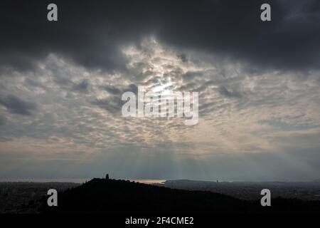 Athen, Griechenland. Sonnenuntergang über dem Mittelmeer Stockfoto