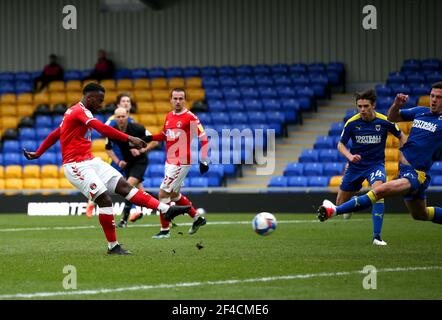 Charlton Athletic's Diallang Jaiyesimi (links) erzielt das zweite Tor ihrer Seite während des Sky Bet League One Matches in Plough Lane, London. Bilddatum: Samstag, 20. März 2021. Stockfoto