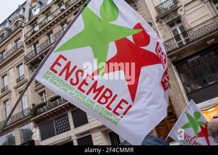 Paris, Frankreich. Flaggen für Ensemble! Politische Partei, während eines straßenmarsches protestieren gegen den Ausnahmezustand Stockfoto