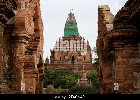 BAGAN, NYAUNG-U, MYANMAR - 3. JANUAR 2020: Eine riesige alte und historische Tempelpagode mit ihrem Turm im Bau Stockfoto