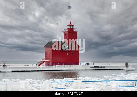 Roter Michigan Leuchtturm im Winter mit stürmischem Himmel Stockfoto