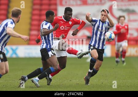 Barnsleys Daryl Dyke (Mitte) kämpft mit Osaze Urhoghide (links) von Sheffield Mittwoch und Joey Pelupessy während des Sky Bet Championship-Spiels im Oakwell Stadium, Barnsley. Bilddatum: Samstag, 20. März 2021. Stockfoto