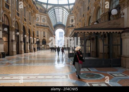 Mailand. Rote Gegend Straßen im Zentrum wenige Menschen Restaurants Geschäfte und Bars auf dem Foto geschlossen Galleria Vittorio Emanuele nur zur redaktionellen Verwendung Stockfoto