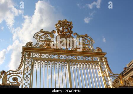 goldenes Tor des Schlosses von Versailles Stockfoto
