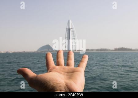 Panoramablick auf Dubai City vom Meer aus Stockfoto