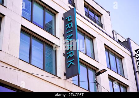 Shop-Logo einer Primark-Kette an der Einkaufsstraße Schadowstraße in der Düsseldorfer Innenstadt. Stockfoto