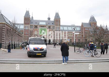 Amsterdam, Niederlande. März 2021, 20th. Mitglieder der öffentlichen Wache vor dem Rijksmuseum Niederländische Bereitschaftspolizei Patrouille nach dem Bruch eine illegale Demonstration von mehreren hundert gegen Coronavirus-Maßnahmen am Muaumplein am 20. März 2021 in Amsterdam, Niederlande. Bürgermeisterin Femke Halsema stufte den Museumplein als "Sicherheitsrisikogebiet" ein und gab Polizeibeamten das Recht, jeden in diesem Gebiet zu überprüfen und zu durchsuchen, um illegale Demonstrationen und Vandalismus zu verhindern. (Foto von Paulo Amorim/Sipa USA) Quelle: SIPA USA/Alamy Live News Stockfoto