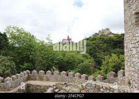 Berglandschaft mit dem Palacio da Pena an der Spitze, von den Mauern des Castelo dos Mouros aus gesehen Stockfoto