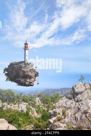 Leuchtturm Turm steht auf einem kleinen fliegenden Felsen an einem sonnigen Sommertag. Abstrakte Fantasy Collage, Mixed Media Foto Hintergrund Stockfoto