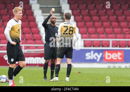 NORTHAMPTON, ENGLAND. MÄRZ 20th: Schiedsrichter Sam Allison zeigt Crewe Alexandra's Luke Murphy in der ersten Hälfte der Sky Bet League ein Spiel zwischen Northampton Town und Crewe Alexandra im PTS Academy Stadium, Northampton am Samstag, 20th. März 2021, eine gelbe Karte. (Kredit: John Cripps - MI News) Kredit: MI Nachrichten & Sport /Alamy Live Nachrichten Stockfoto