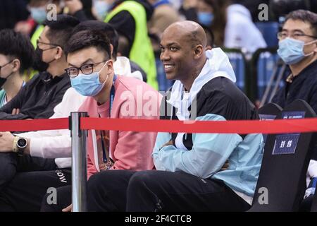 (210320) -- QINGDAO, 20. März 2021 (Xinhua) -- Stephon Marbury (R, Front), Cheftrainer der Beijing Royal Fighters, schaut während der CBA All-Star Rookie Challenge bei der 2020-2021 Chinese Basketball Association (CBA) Liga in Qingdao, Ost-Chinas Provinz Shandong, 20. März 2021. (Xinhua/Zhu Zheng) Stockfoto