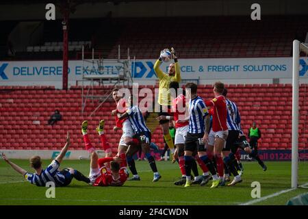 BARNSLEY, ENGLAND. 20th. MÄRZ: Joe Wildsmith von Sheffield Mittwoch macht ein Save während der SkyBet Championship-Spiel zwischen Barnsley und Sheffield Mittwoch in Oakwell, Barnsley am Samstag 20th. März 2021. (Kredit: Pat Scaasi - MI Nachrichten) Kredit: MI Nachrichten & Sport /Alamy Live Nachrichten Stockfoto