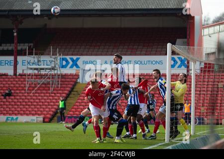 BARNSLEY, ENGLAND. 20th. MÄRZ: Callum Paterson von Sheffield Mittwoch löscht den Ball während der SkyBet Championship-Spiel zwischen Barnsley und Sheffield Mittwoch in Oakwell, Barnsley am Samstag 20th. März 2021. (Kredit: Pat Scaasi - MI Nachrichten) Kredit: MI Nachrichten & Sport /Alamy Live Nachrichten Stockfoto