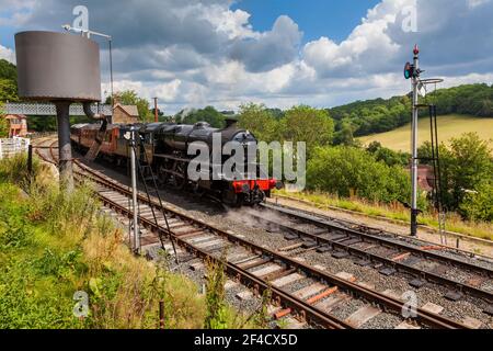 Eine Dampflokomotive, die Highley Station auf der Severn Valley Railway, Worcestershire, England verlässt Stockfoto