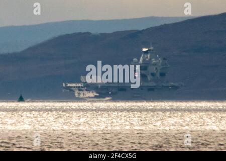Firth of Clyde, Argyle and Bute, Schottland, Großbritannien. März 2021, 20th. IM BILD: Nahaufnahme der HMS Queen Elizabeth, die mit der CalMac (Caledonian MacBrayne) Fähre in den Firth of Clyde abfährt. HMS Queen Elizabeth setzte die Segel, nachdem sie fast eine Woche lang in Loch Long in Glenmallan lag, wo sie Treibstoff, Munition und andere Vorräte annahm, bevor sie Marineübungen, die Teil der britischen Carrier Strike Group 2021 sind, durchführte. Quelle: Colin Fisher/Alamy Live News Stockfoto