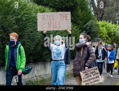 Eine Menge friedlicher Demonstranten marschieren durch die Cheltenham High Street und protestieren gegen die neuen Beschränkungen, die dem Recht des Protestierens eingeführt wurden. 20/03/2021 Stockfoto