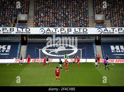 Eine allgemeine Ansicht der Kartonausschnitte in den Tribünen während des Sky Bet Championship Spiels in Den, London. Bilddatum: Samstag, 20. März 2021. Stockfoto