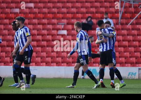 BARNSLEY, ENGLAND. MÄRZ 20th: Jordan Rhodes of Sheffield Mittwoch erzielt sein Team das zweite Tor während der SkyBet Championship Spiel zwischen Barnsley und Sheffield Mittwoch in Oakwell, Barnsley am Samstag 20th März 2021. (Kredit: Pat Scaasi - MI Nachrichten) Kredit: MI Nachrichten & Sport /Alamy Live Nachrichten Stockfoto