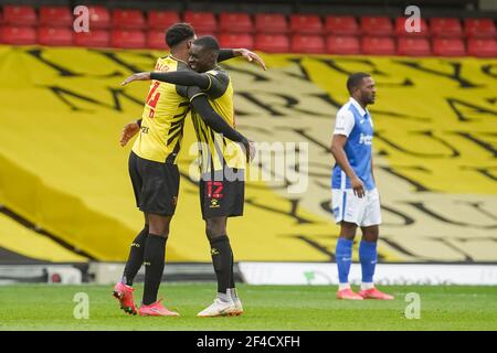 Watford, Großbritannien. März 2021, 20th. Nathaniel Chalobah #14 von Watford feiert ein Tor mit Teamkollege Ken Sema #12 von Watford in Watford, Großbritannien am 3/20/2021. (Foto von Richard Washbrooke/News Images/Sipa USA) Quelle: SIPA USA/Alamy Live News Stockfoto